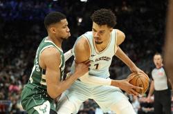 开云体育下载-雄鹿战胜马刺，米德尔顿独揽得分王