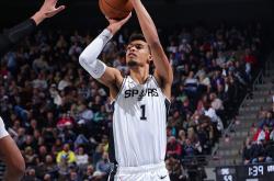 开云体育登录-爵士负于马刺低迷不振