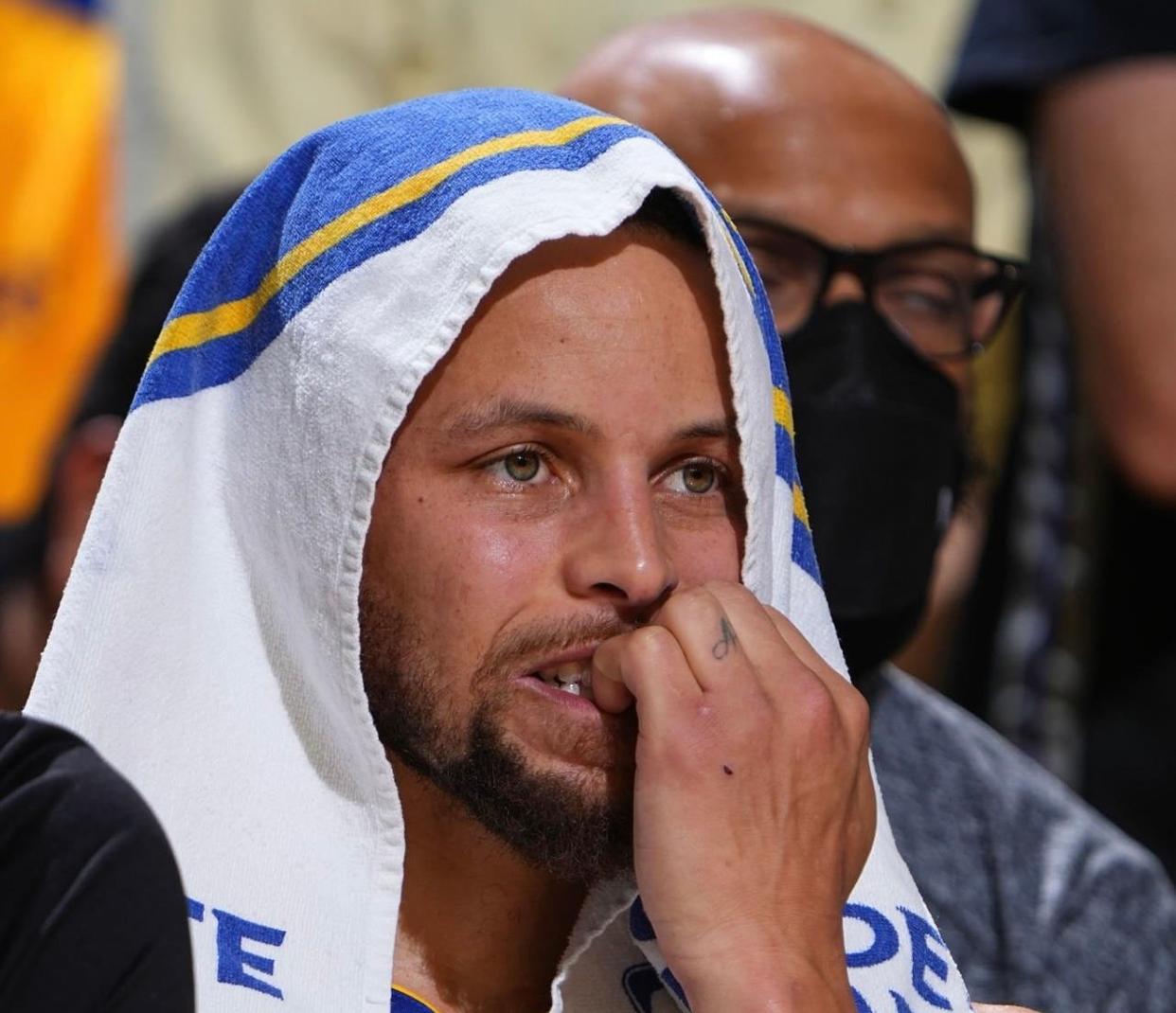 勇士遭雷霆三连败，库里缺阵助攻难以扭转比赛