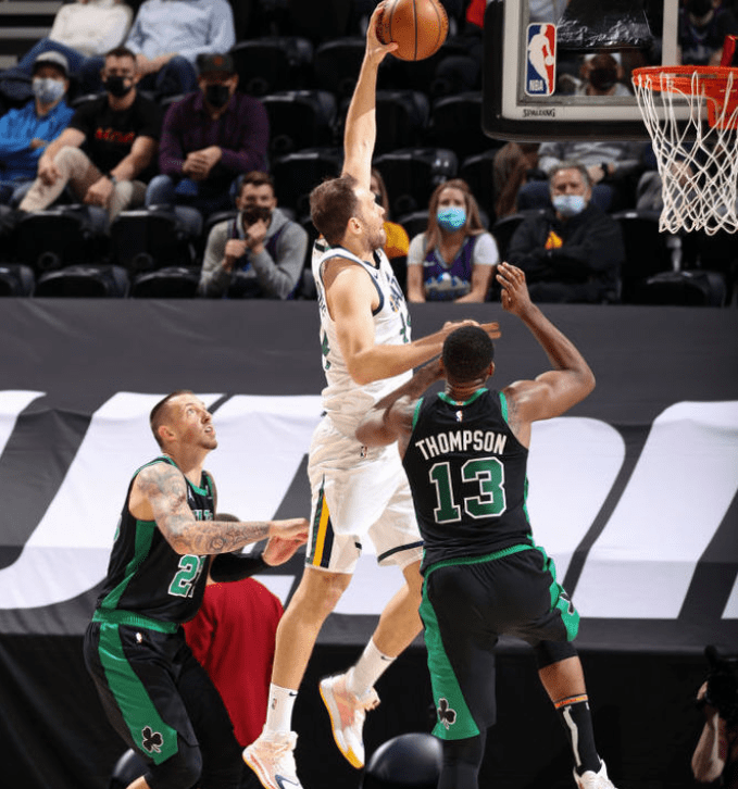 太阳大胜骑士，戈贝尔28分砍下三双的简单介绍