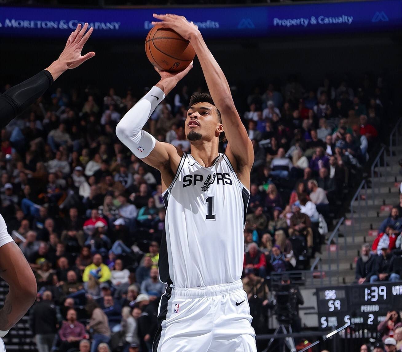 爵士负于马刺低迷不振